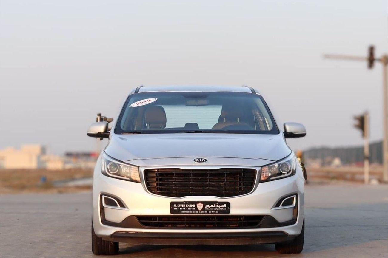 Kia Carnival EX 3.3L kia carnival 2019 GCC accident free in excellent condition 1025 p.m