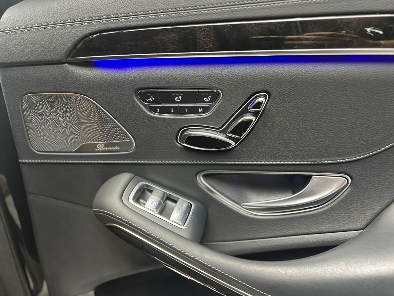 Mercedes-Benz S 560 Std 4.0L (469 HP)