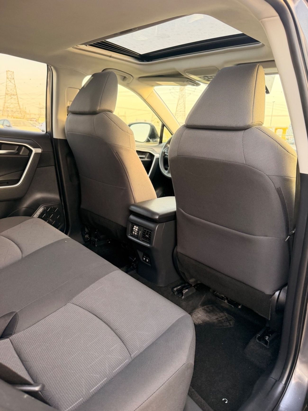 تويوتا راف ٤ XLE 4x4 Drive Full option/ sunroof, push start