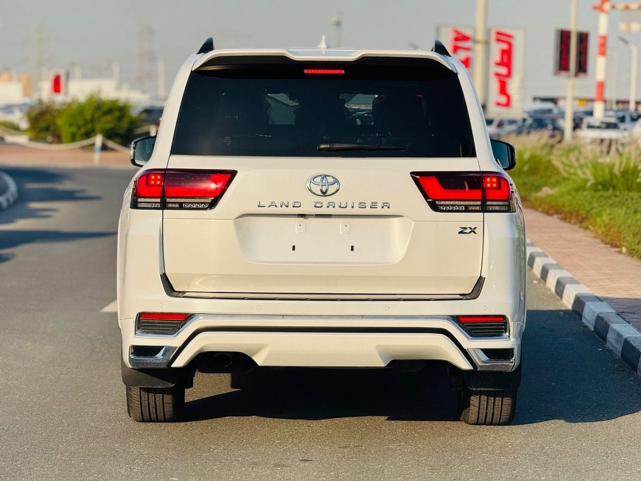 تويوتا لاند كروزر Zx top of the range white with black interior