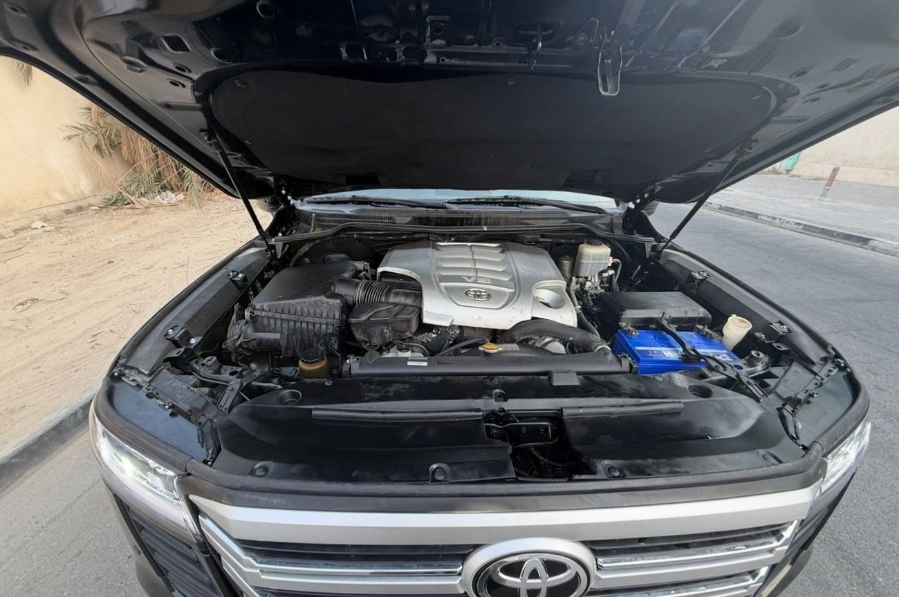 تويوتا لاند كروزر VXR