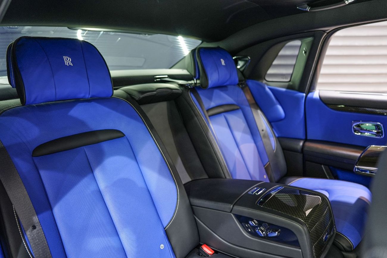 رولز رويس جوست Black Badge, Two-Tone Interior, Rear Entertainment, Dealer Warranty + Service