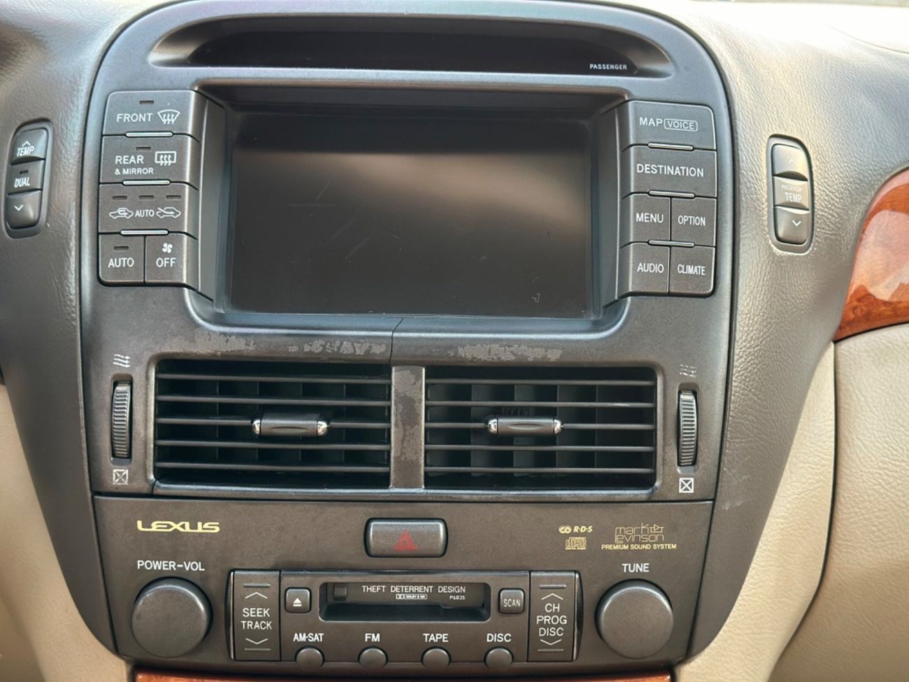 لكزس LS 430 موديل 2004 حاله ممتازه من الداخل والخارج فتحه وجلد ومثبت سرعه وتحكم كهربي كانل ونظام صوت ممتاز وكامي