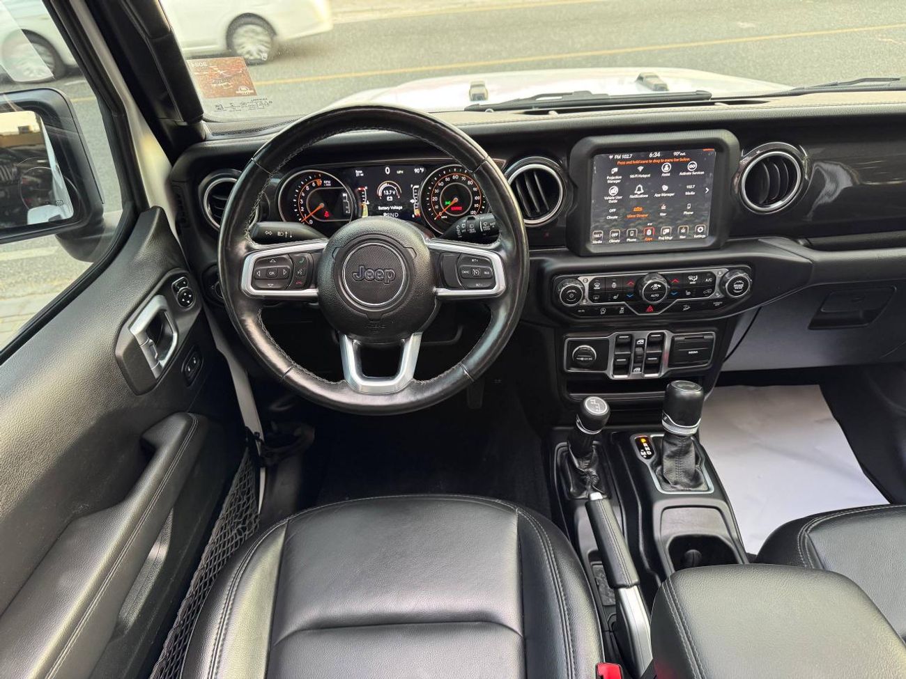 Jeep Wrangler Unlimited Sahara 3.6L 3.6L V6 / SAHARA / PANORAMIC ONE TOUCH ROOF / LEATHER / BIG SCREEN / LOW MILEA