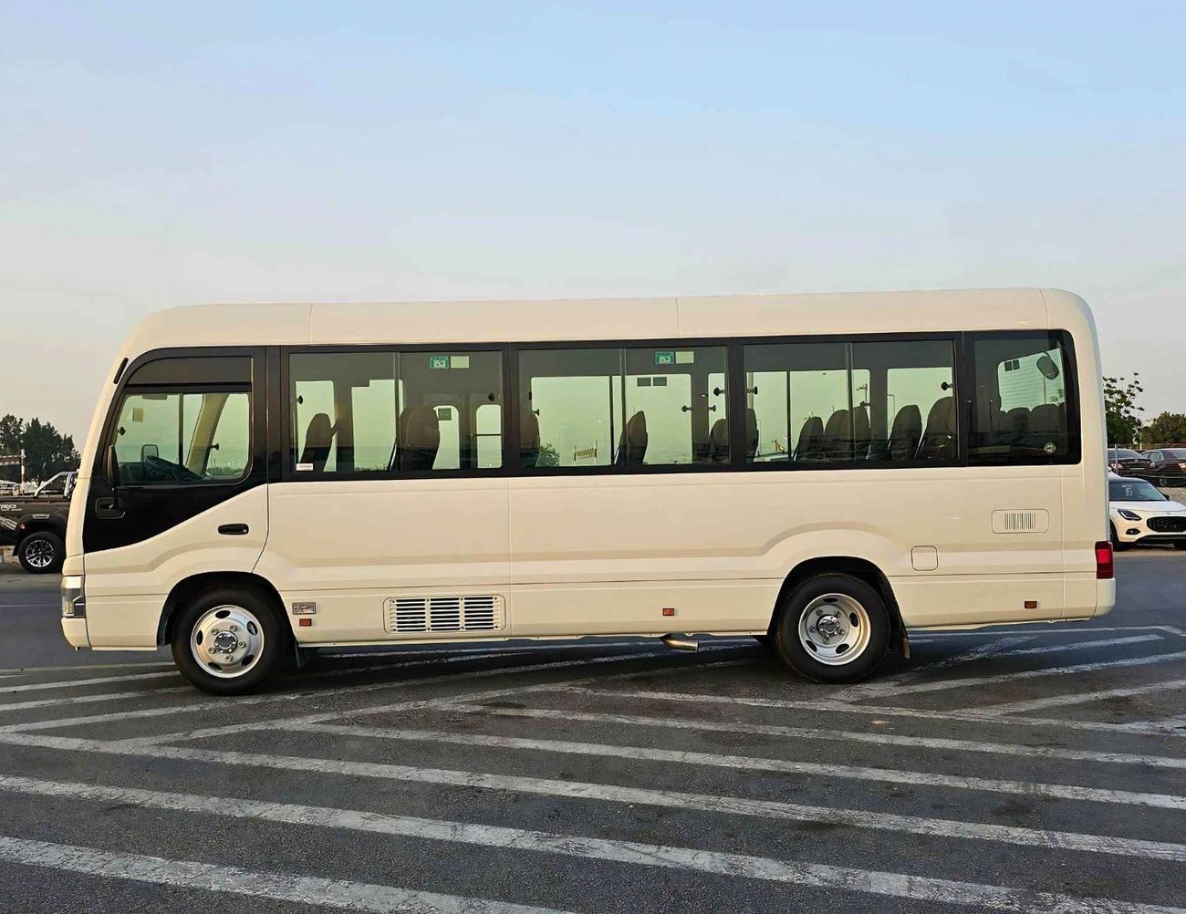 تويوتا كوستر 4.0L V4 DIESEL / 23 STR M/T / AUTO DOOR / BAGGAGE TRAY WITH RACK/ CODE # COD4J