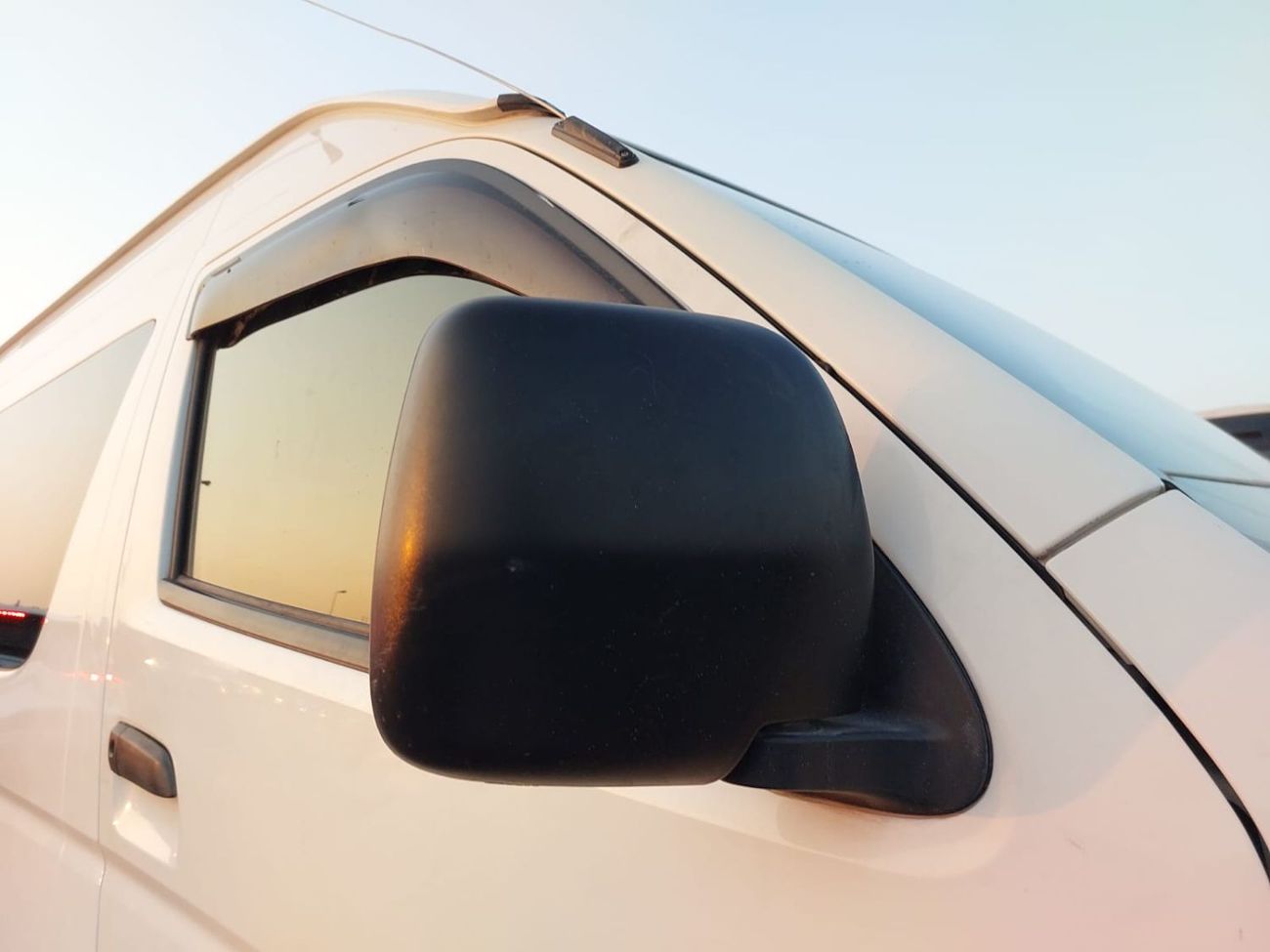 Toyota Hiace TOYOTA HIACE COMMUTER VAN RHD 2015 MODEL 3.0 L DIESEL AUTOMATIC(PM26406)