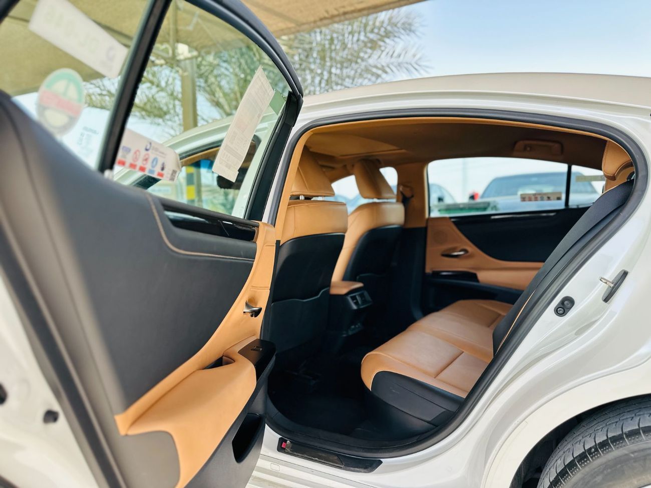 Lexus ES300h 2023 Lexus ES 300H - White inside Brown