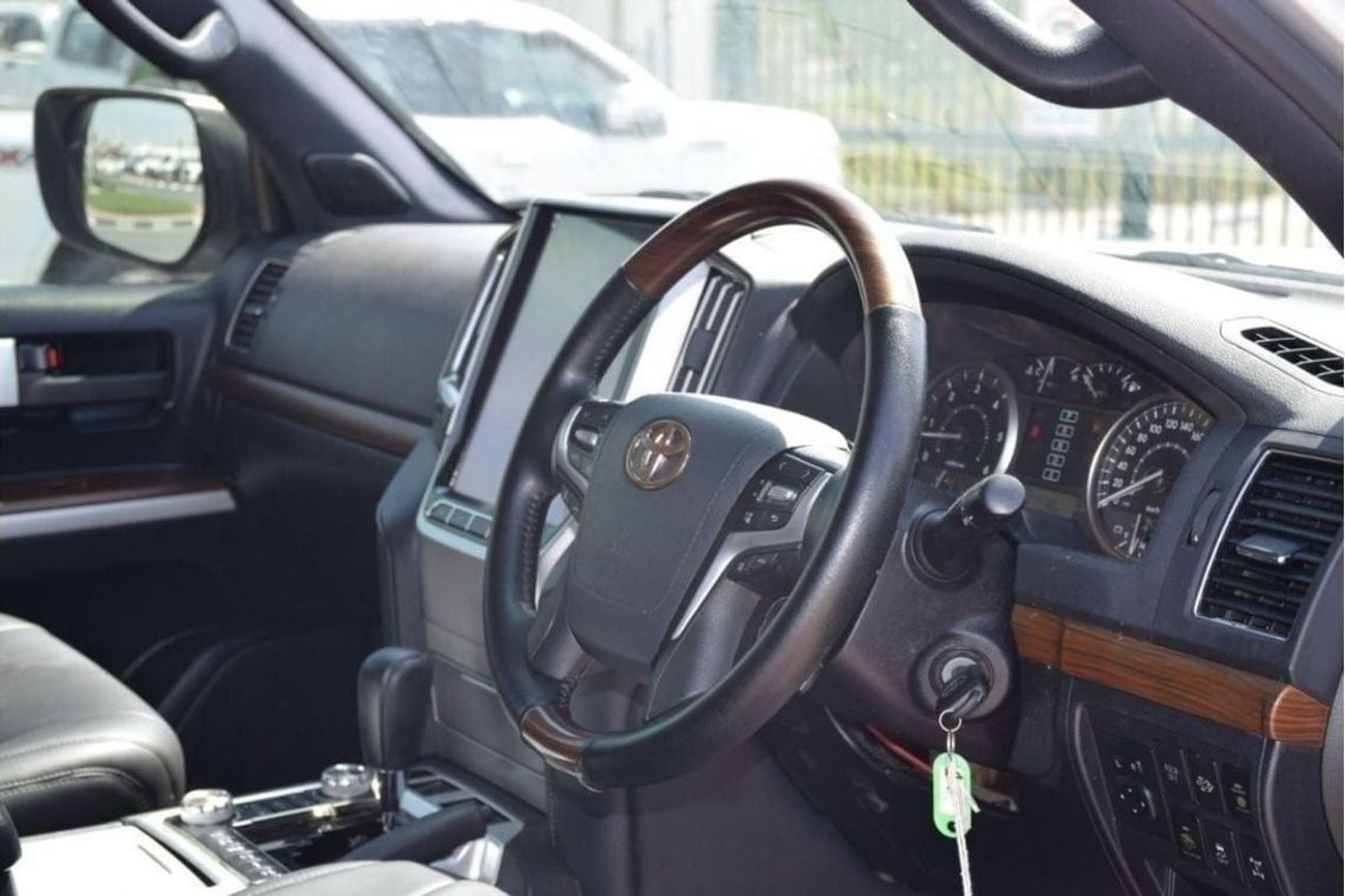 تويوتا لاند كروزر VXR V8 Diesel 4.5L (Right Hand)