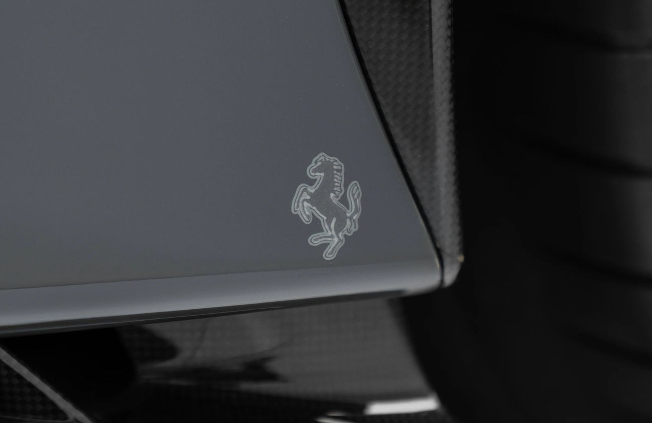 فيراري SF90 ستراديل 4.0L V8 Twin-Turbocharged Engine + eMotor