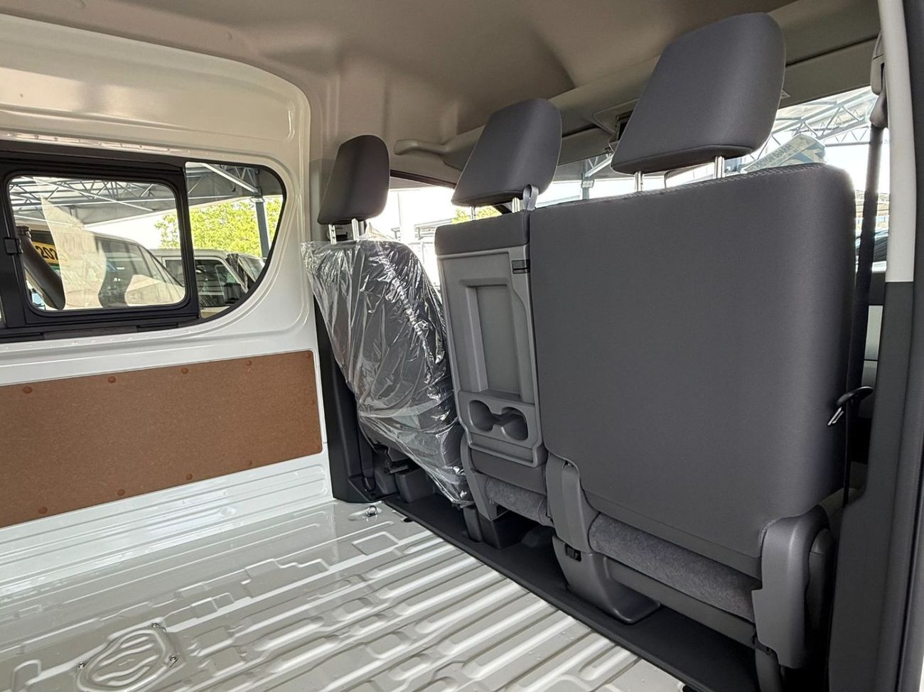 Toyota Hiace 3.5 V6 CARGO MANUAL TRANSMISSION **EXPORT ONLY**التصدير فقط خارج الخليج***