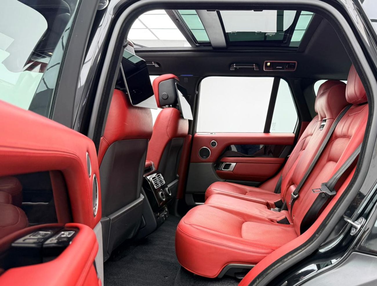 Land Rover Range Rover 2018 Range Rover Vogue HSE, Full Service History, Fully Loaded, Excellent Condition, GCC