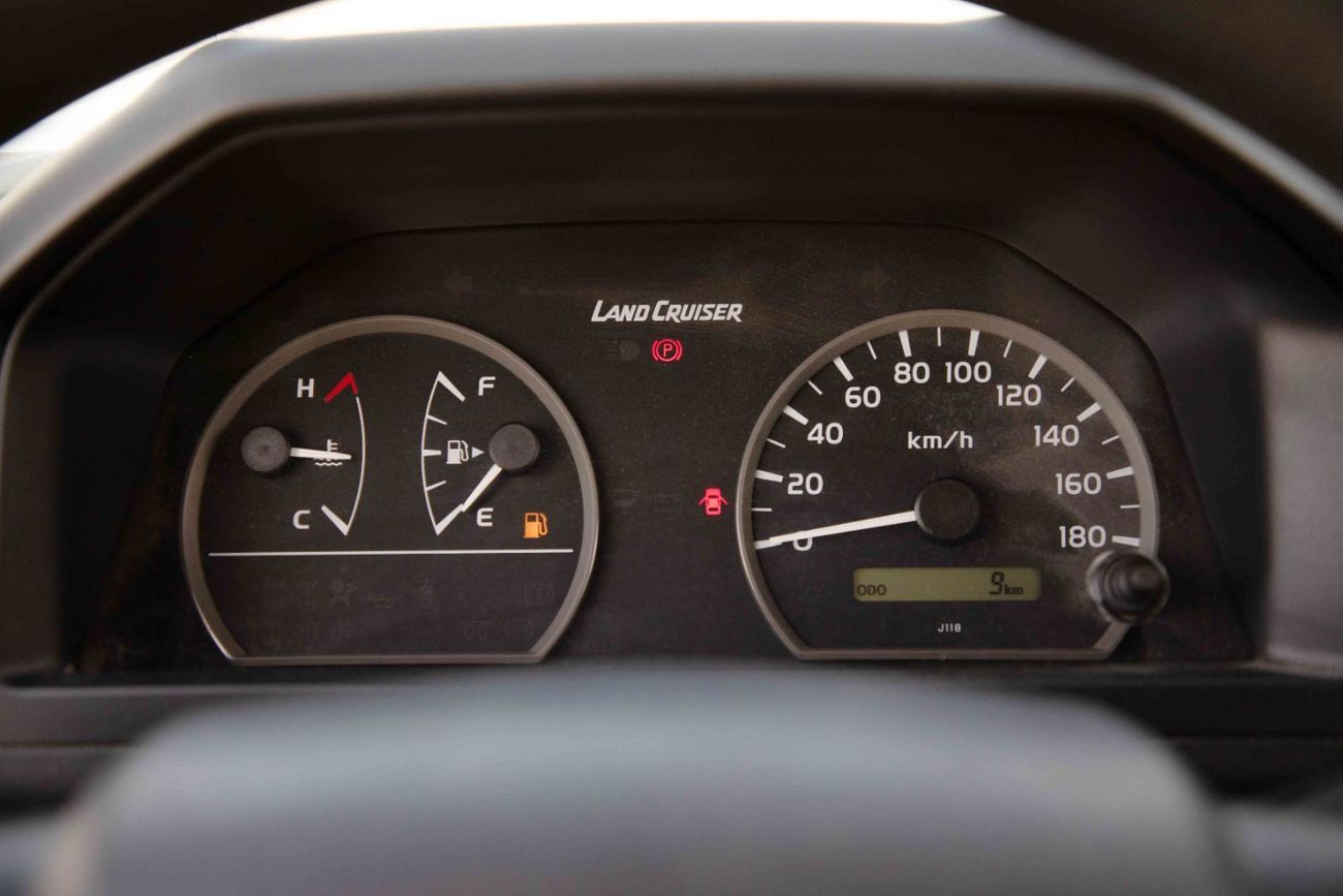 تويوتا لاند كروزر 70 2025 Toyota LC76 Hardtop 4.2L - 5 Door - Manual - White Inside Bluish Grey | Export Only