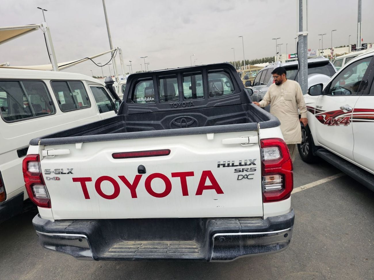 Toyota Hilux S GLX LHD 2.4L V4 DIESEL ENGINE Push Start Automatic Gear 4WD Original Power Window 5 Seats 4 Doors