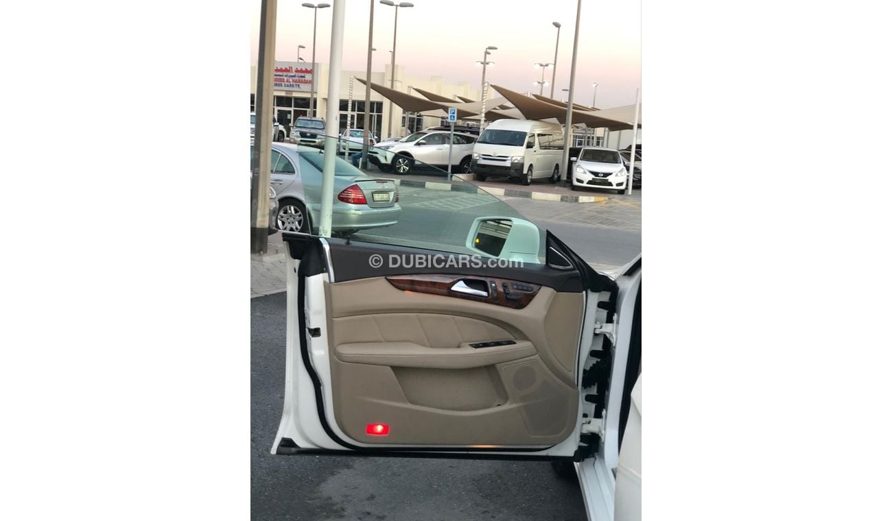 Mercedes-Benz CLS 550 Mercedes benz CLS500 model 2012 GCC car prefect condition full option low mileage sun roof leather