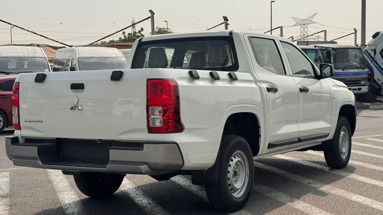 Mitsubishi L200 2.4L DIESEL DCABIN 4x4 5 MT MID-LINE