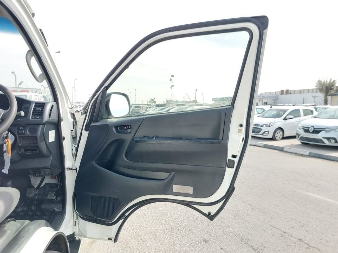 تويوتا هاياس TOYOTA HIACE COMMUTER VAN RHD 2015 MODEL 3.0 L DIESEL AUTOMATIC(PM23061)