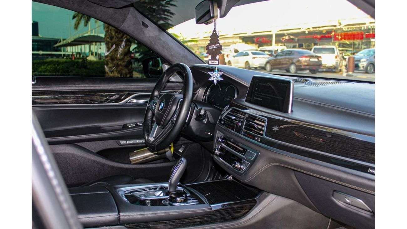 بي أم دبليو 750Li 2018 USED BMW 750Li X-Drive / LAW MILEAGE (63,000 KM)