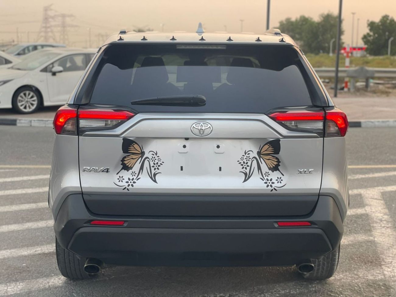 تويوتا راف ٤ 2019 Toyota Rav4 XLE 2.5L V4 - Push Start With Sunroof - MidOption