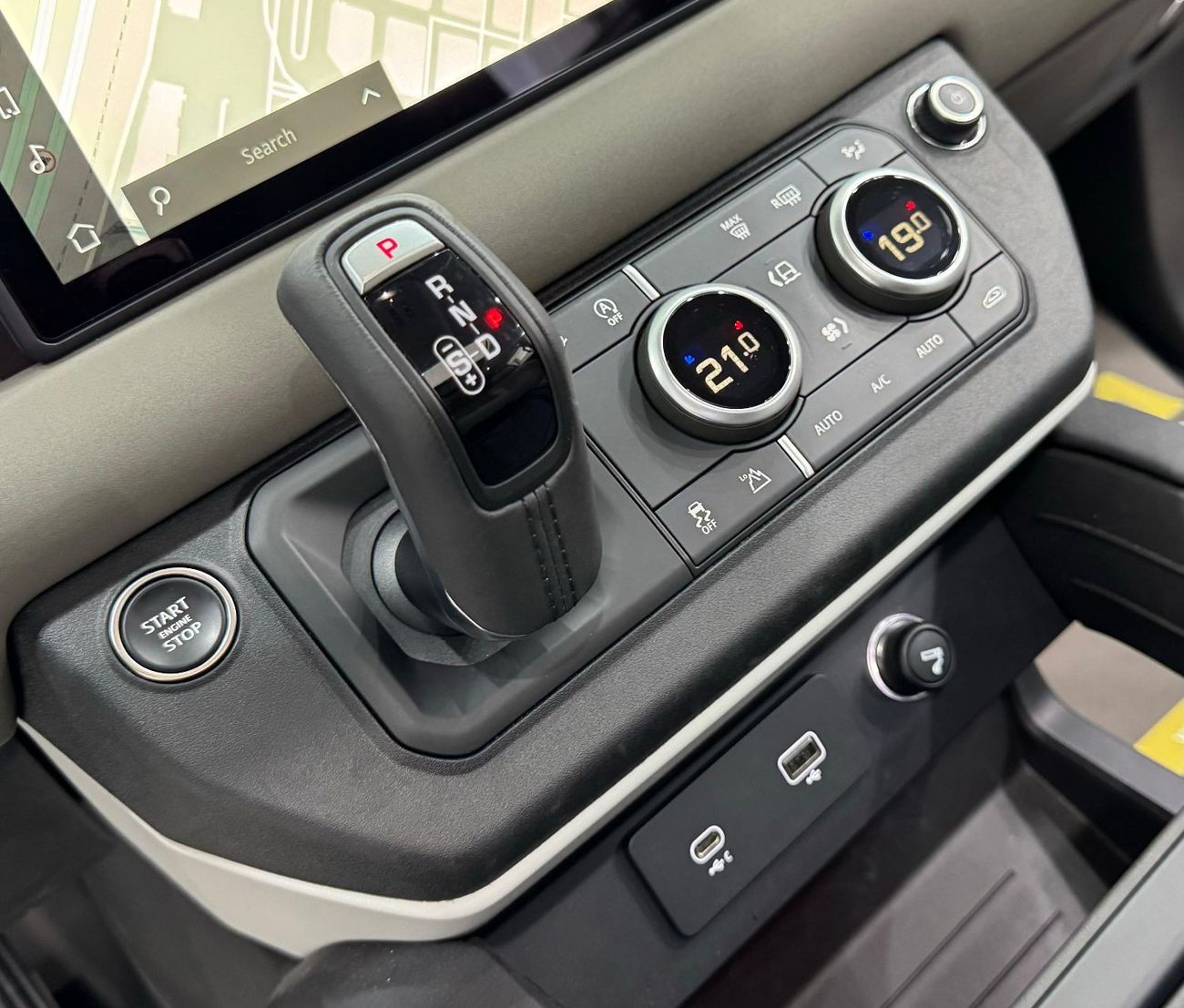 Land Rover Defender 110 SE P300 2.0L 2023 Land Rover Defender SE P300 110, Aug 2028 Land Rover Warranty, Very Low Kms, G