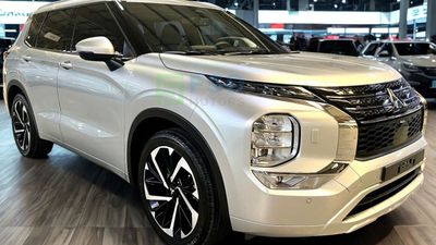ميتسوبيشي آوتلاندر ميتسوبيشي أوتلاندر 2.5 لتر دفع رباعي، 7 مقاعد، هاي لاين، مع فتحة سقف، موديل 2025