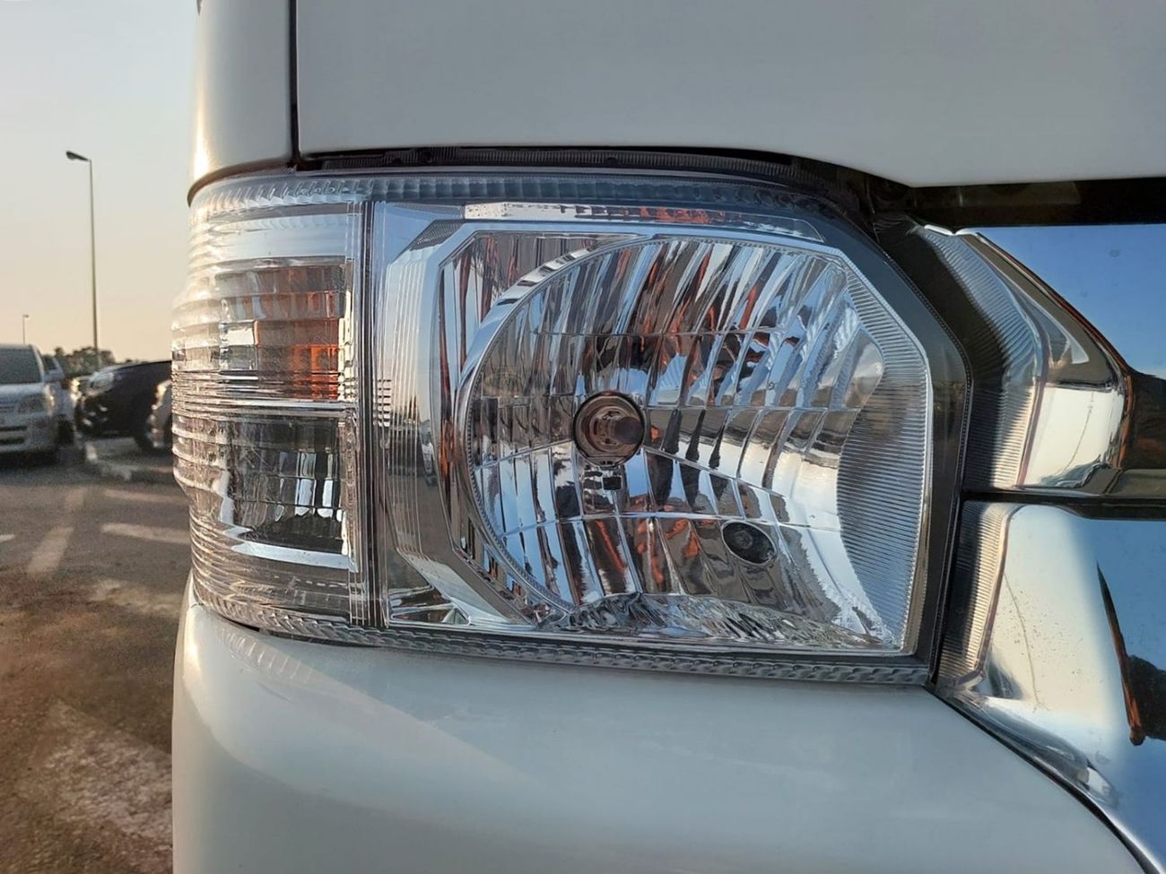 Toyota Hiace TOYOTA HIACE COMMUTER VAN RHD 2018 MODEL 3.0 L DIESEL AUTOMATIC(PM35933)