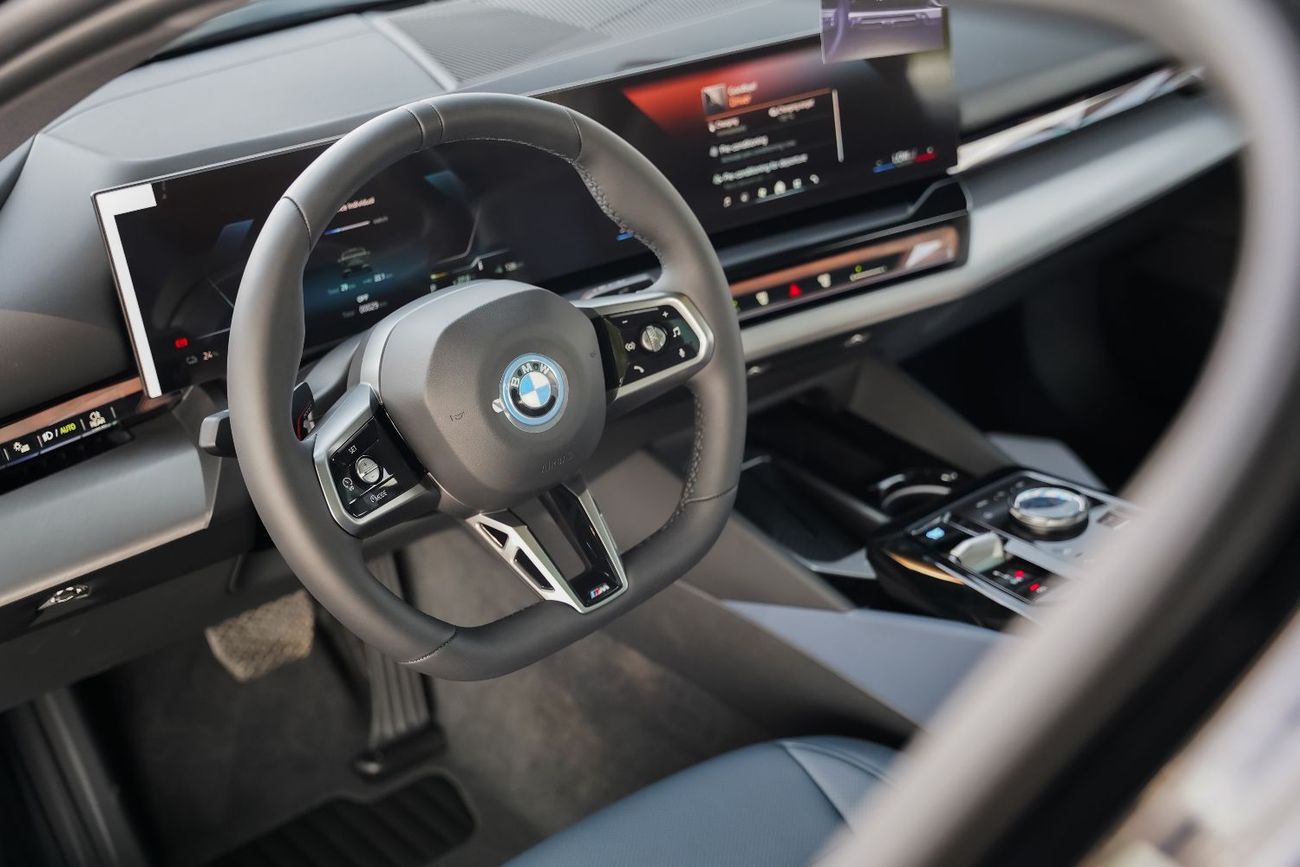 بي أم دبليو i5 2025 BMW i5 e-Drive 40L M-Sport package RWD 0km