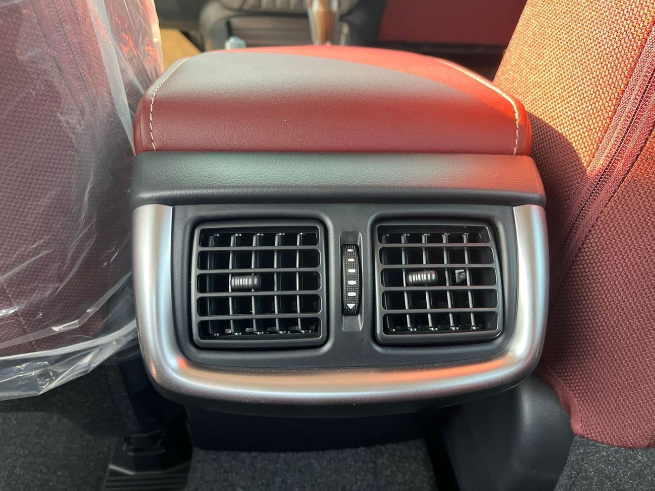 تويوتا هيلوكس TOYOTA HILUX 2.7 AT FULL OPTION WITH PUSH START WHITE YEMEN SPEC 2025