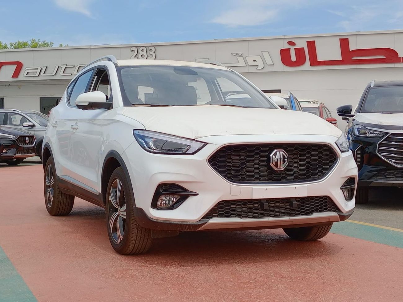 MG ZS MG ZS 2025  luxury 1.5L Petrol SUV FWD White color