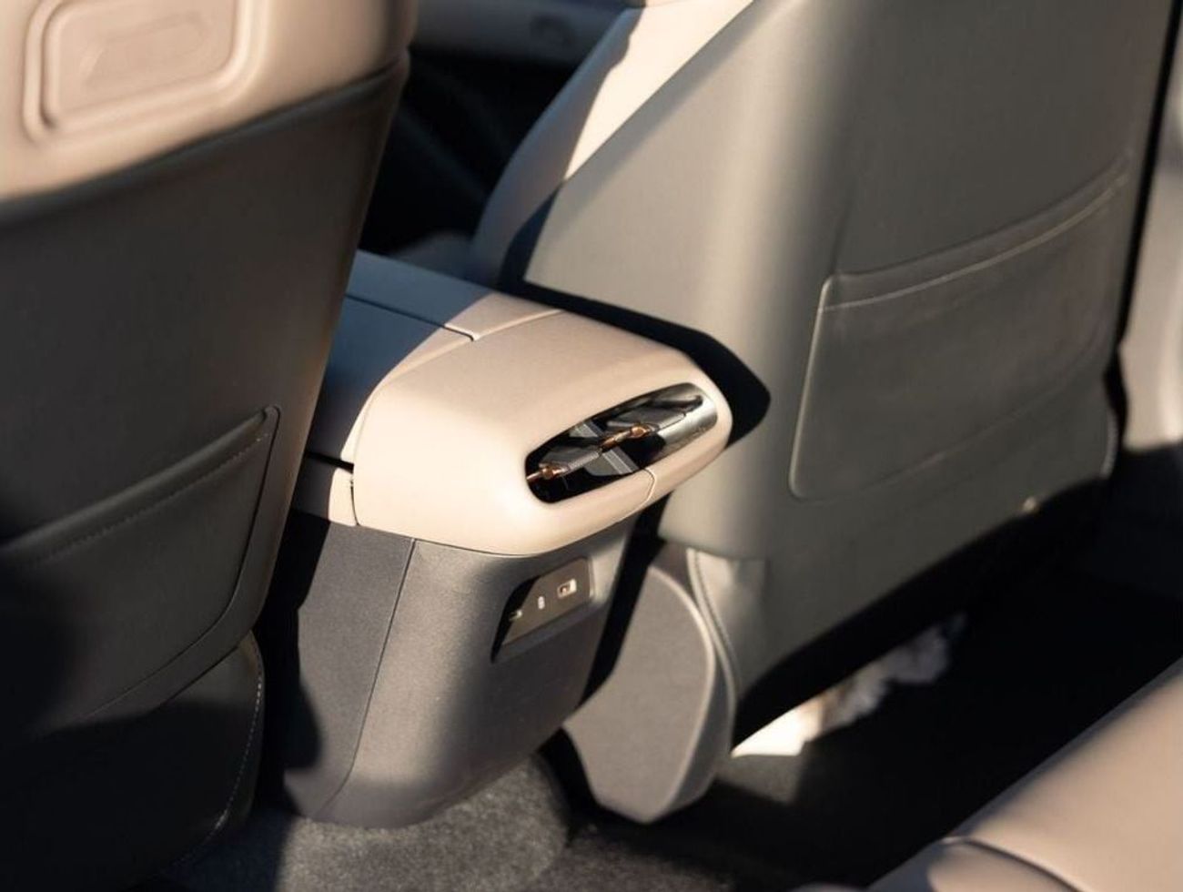 لينك أند كو Z10 2024 LYNK & CO Z10 MAX - BLACK inside BROWN | Export Price