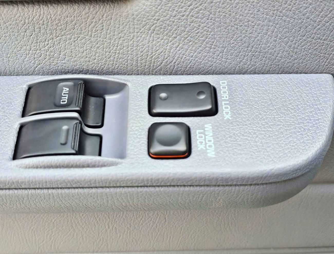 تويوتا لاند كروزر 70 M/T | 4.0L V6 PETROL | 3 DOOR | PWR WINDOWS | FREE WHEEL HUB | 4WD (CODE # 68011)