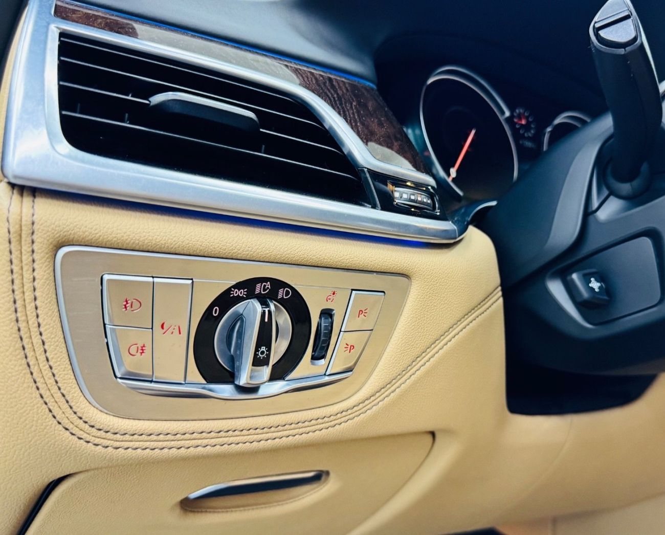 بي أم دبليو 750Li M Sport 4.4L (523 HP)