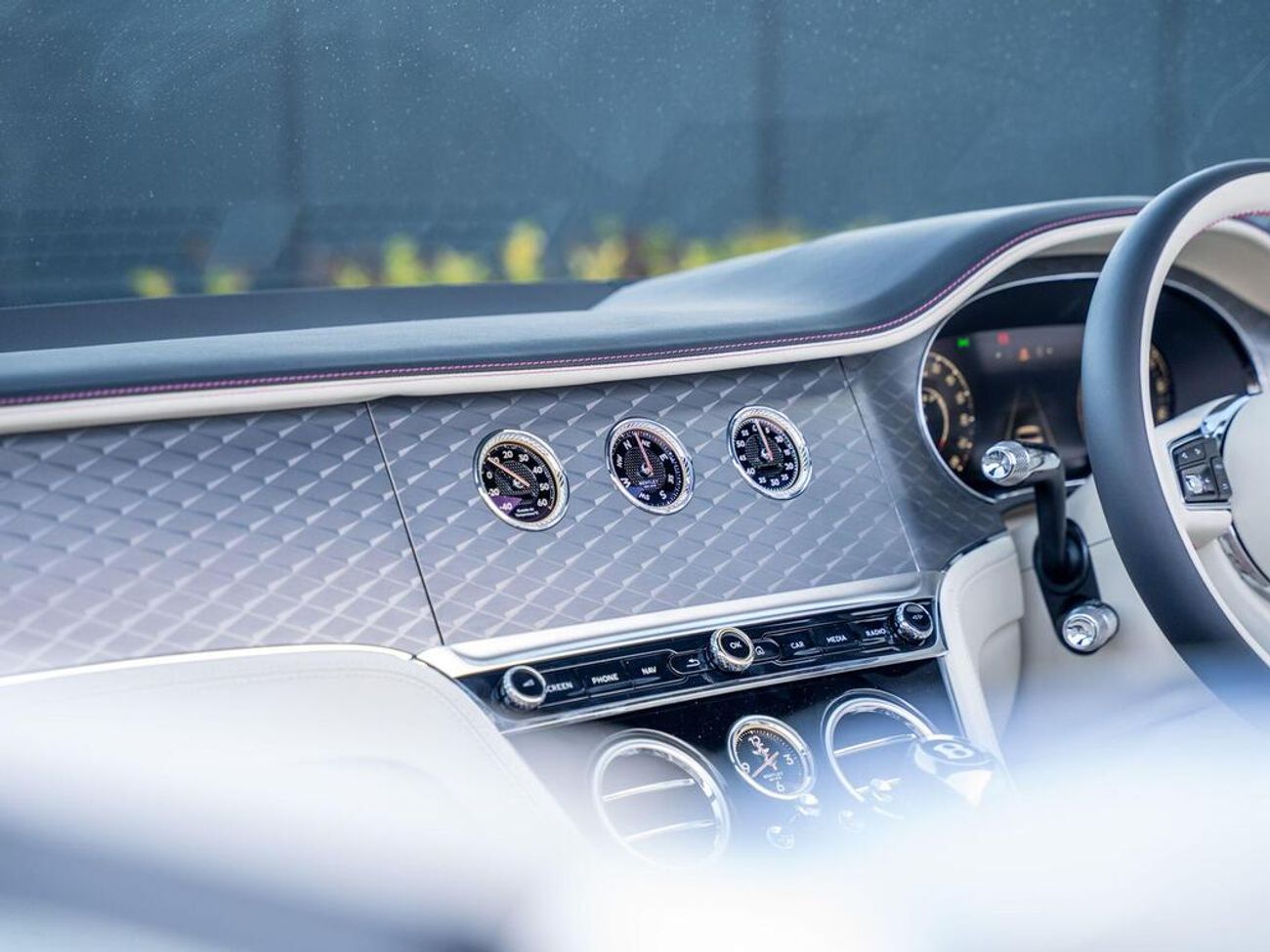 بنتلي كونتيننتال 4.0 V8 High-Performance 25.9kWh GTC Auto 4WD Euro 6 (s/s) 2dr (EXPORT ONLY)