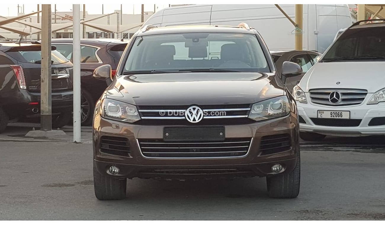 Volkswagen Touareg Volex wagan Touarag model 2011 GCC car full option panoramic roof leather seats back camera full ele