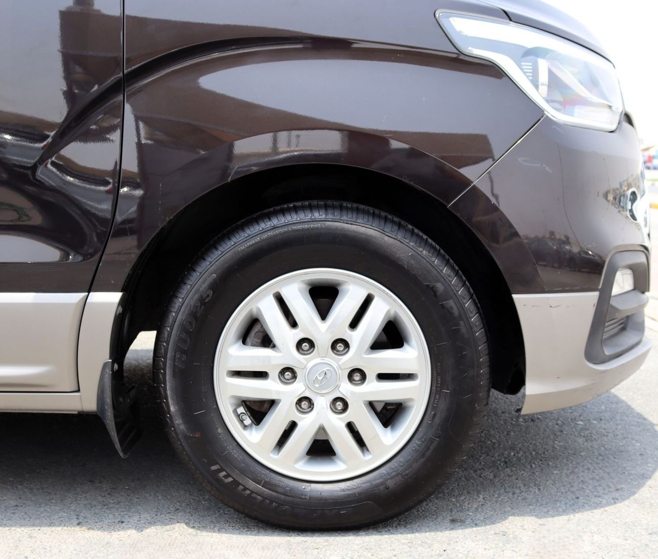 هيونداي H-1 متوسط المواصفات خالية من الحوادث - خليجي - فتحتين سقف - رقم واحد الفل - بحالة الوكالة من الداخل والخ