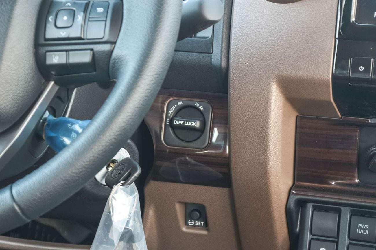 تويوتا لاند كروزر بيك آب TOYTOA LAND CRUISER 79 4.0L 4WD AT DC PICKUP 2025