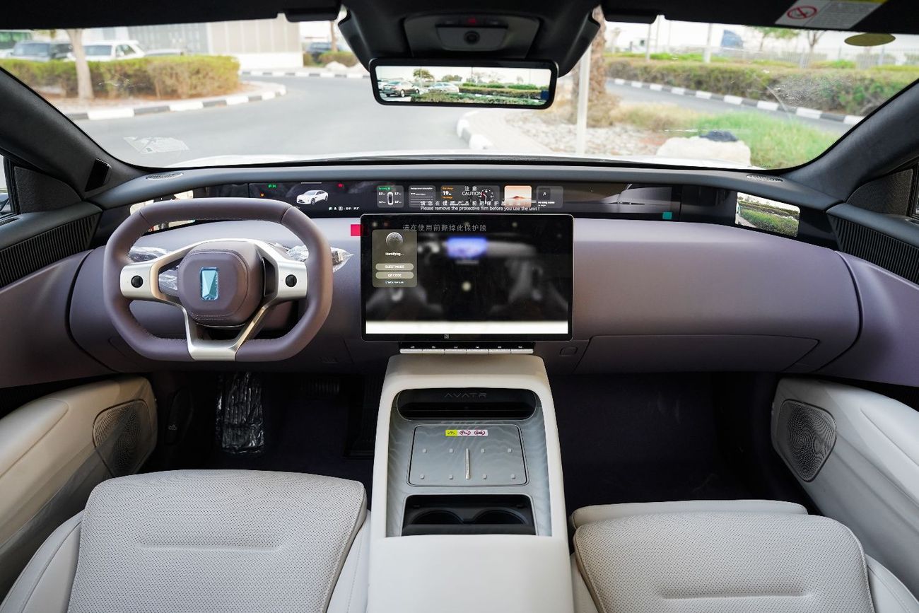 أفاتر 12 2025 AVATR 12 Ultra Extended Range Sedan White 0Km