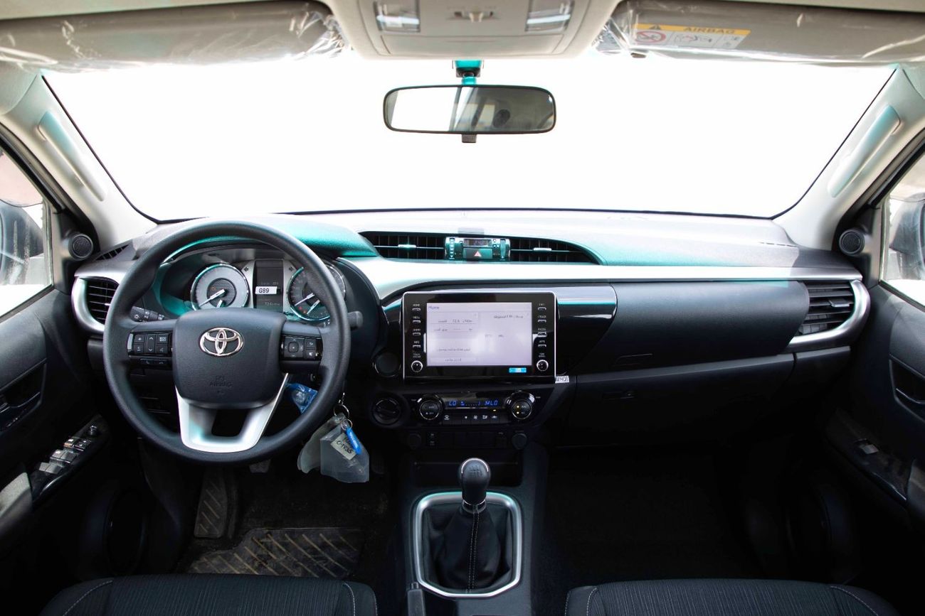 Toyota Hilux 2022 Toyota Hilux 4x4 DC 2.4 HI SR5 - White Pearl inside Black