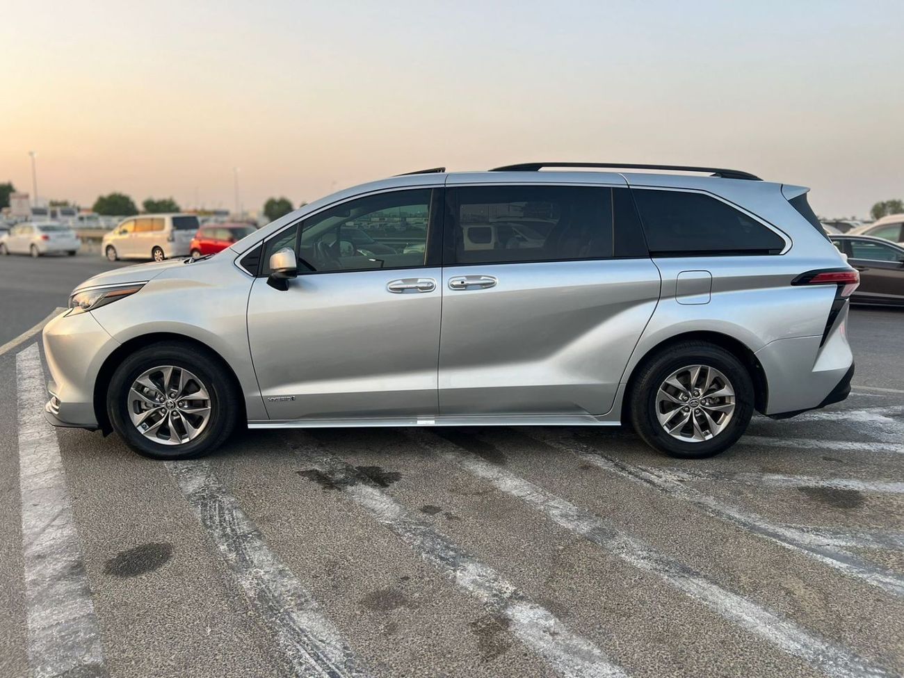 Toyota Sienna 2021 Toyota Sienna, Xle Hybrid + Sunroof + Leather & Electric Seats + Push Start + Doors Open Close 