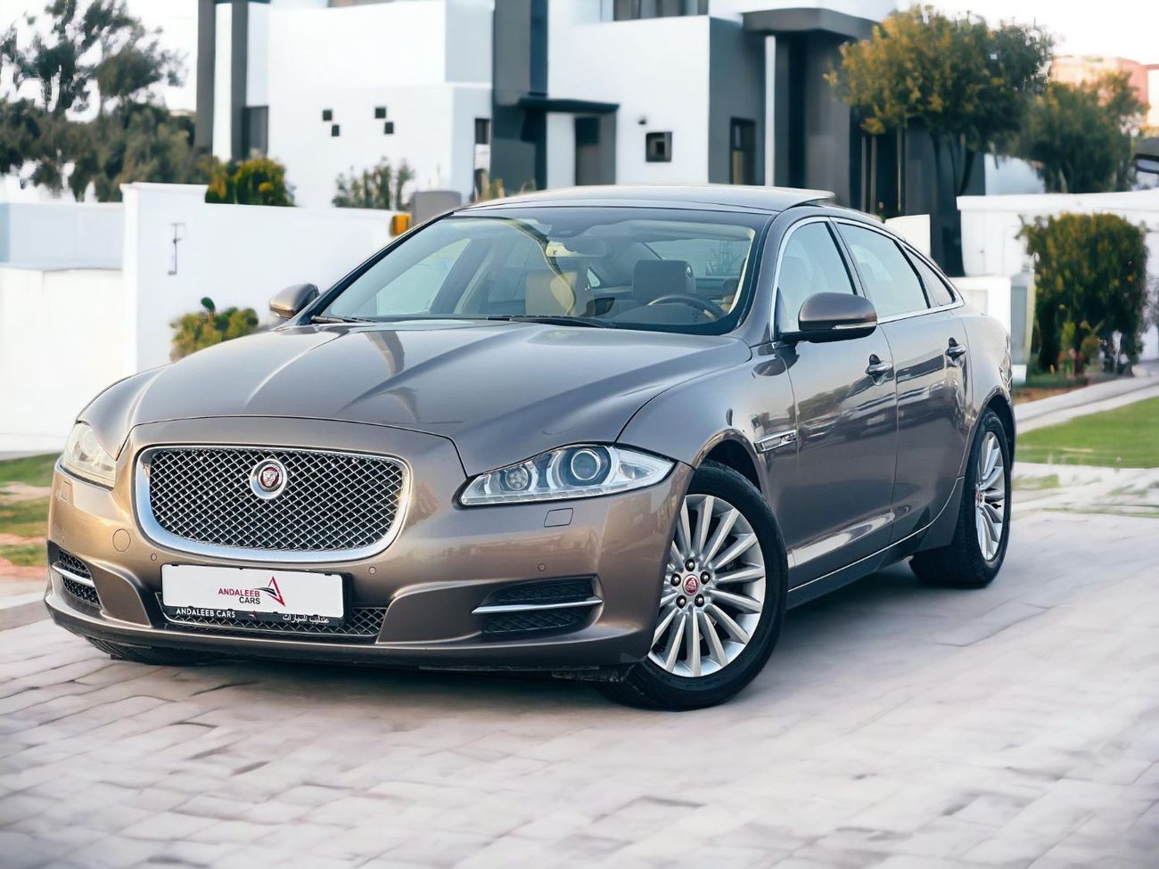 Jaguar XJ AED 980 PM | JAGUAR XJL  LUXURY | FULL AGENCY MAINTAINED | GCC SPECS | FIRST OWNER