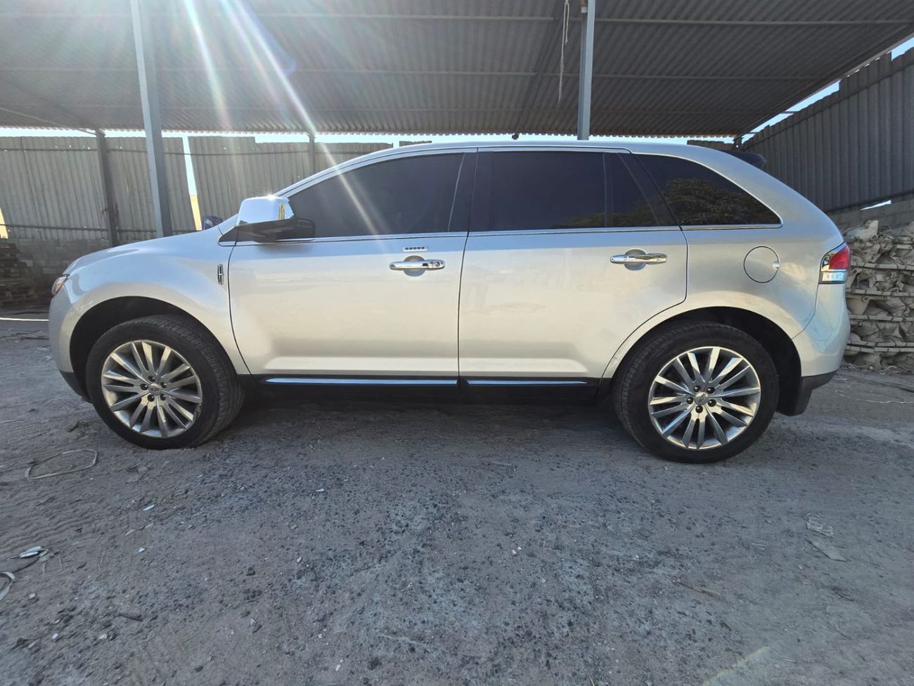 Lincoln MKX 2013 Lincoln MKX – Luxury midsize SUV in excellent condition. Powered by a strong 3.7L V6 engine wit