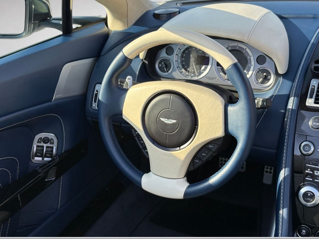 Aston Martin Vantage ASTON MARTIN VANTAGE S Cabriolet | 4.7L V8 | 2014 | GCC SPECS