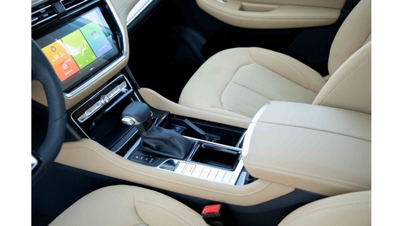 MG RX8 2023 MG RX8 4X2 2.0 STANDARD - Pearl White inside Beige