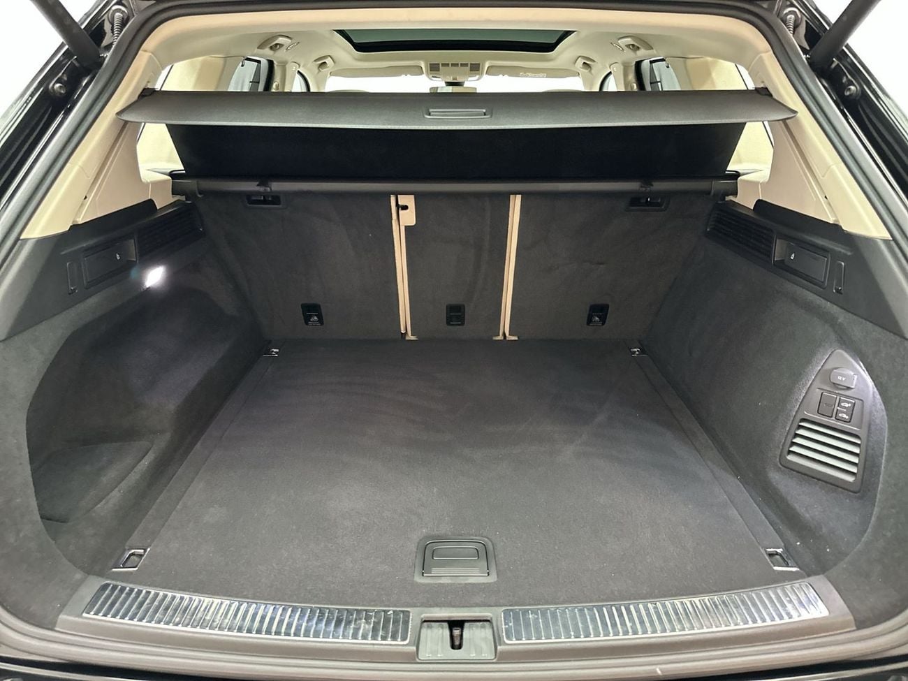 Volkswagen Touareg R-LINE + 3L | Premium Varenna Leather | Massage Seats | Panoramic Sunroof & Advanced Driver Assistance
