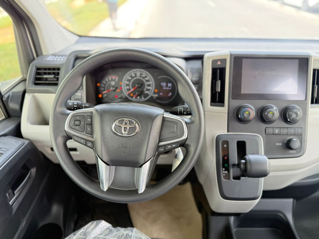 Toyota Hiace GL -High Roof Commuter 3.5L A/T