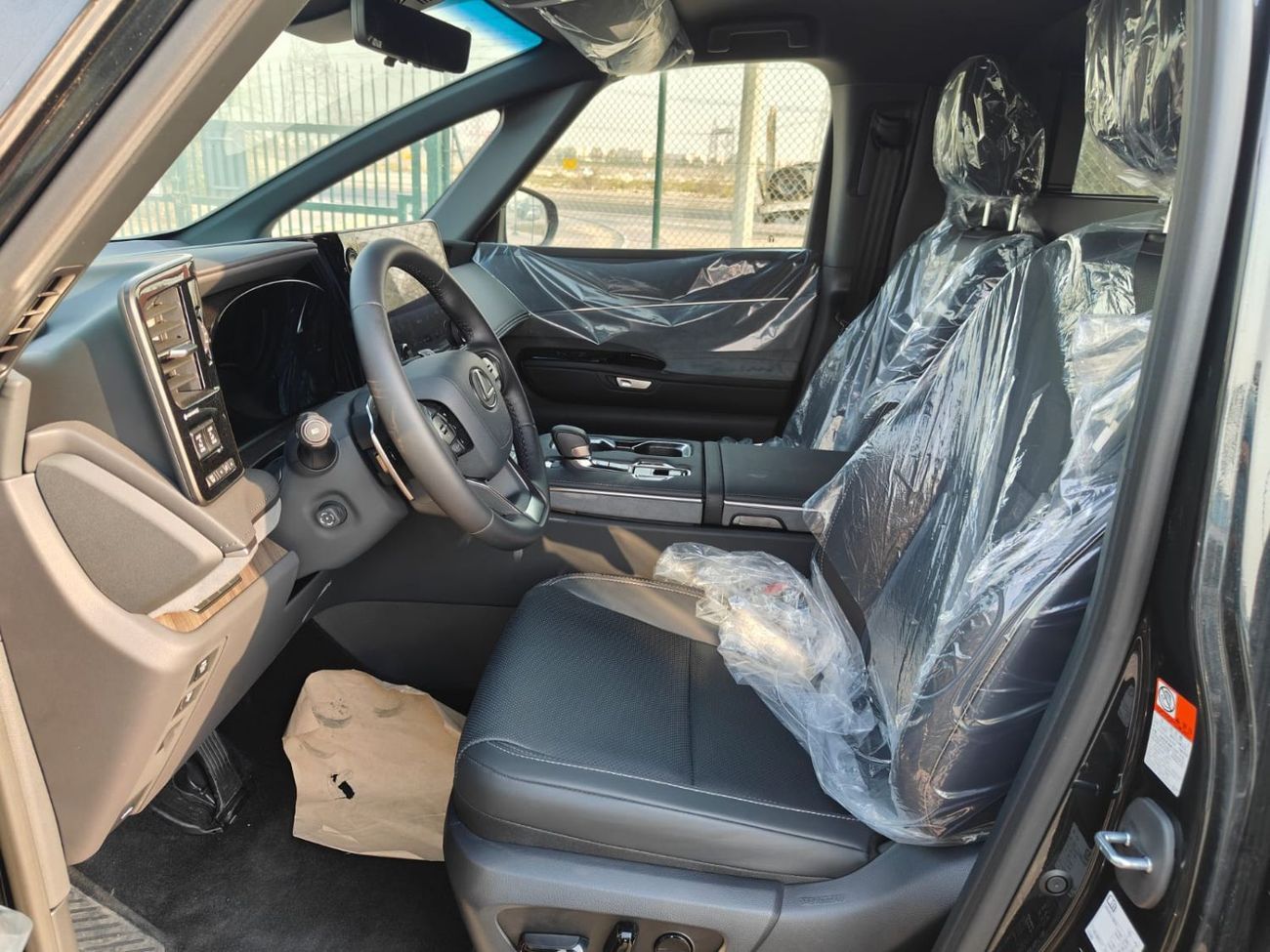 Lexus LM 350h 2025 Lexus LM350h VIP 4-Seater 2.5L 4-Cyl Hybrid A/T Export Only