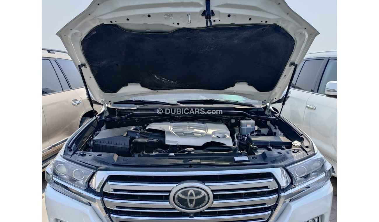 Toyota Land Cruiser VXR / 5.7L HYDRAULIC /  TOP NO:1 OPTION (LOT # 58646)