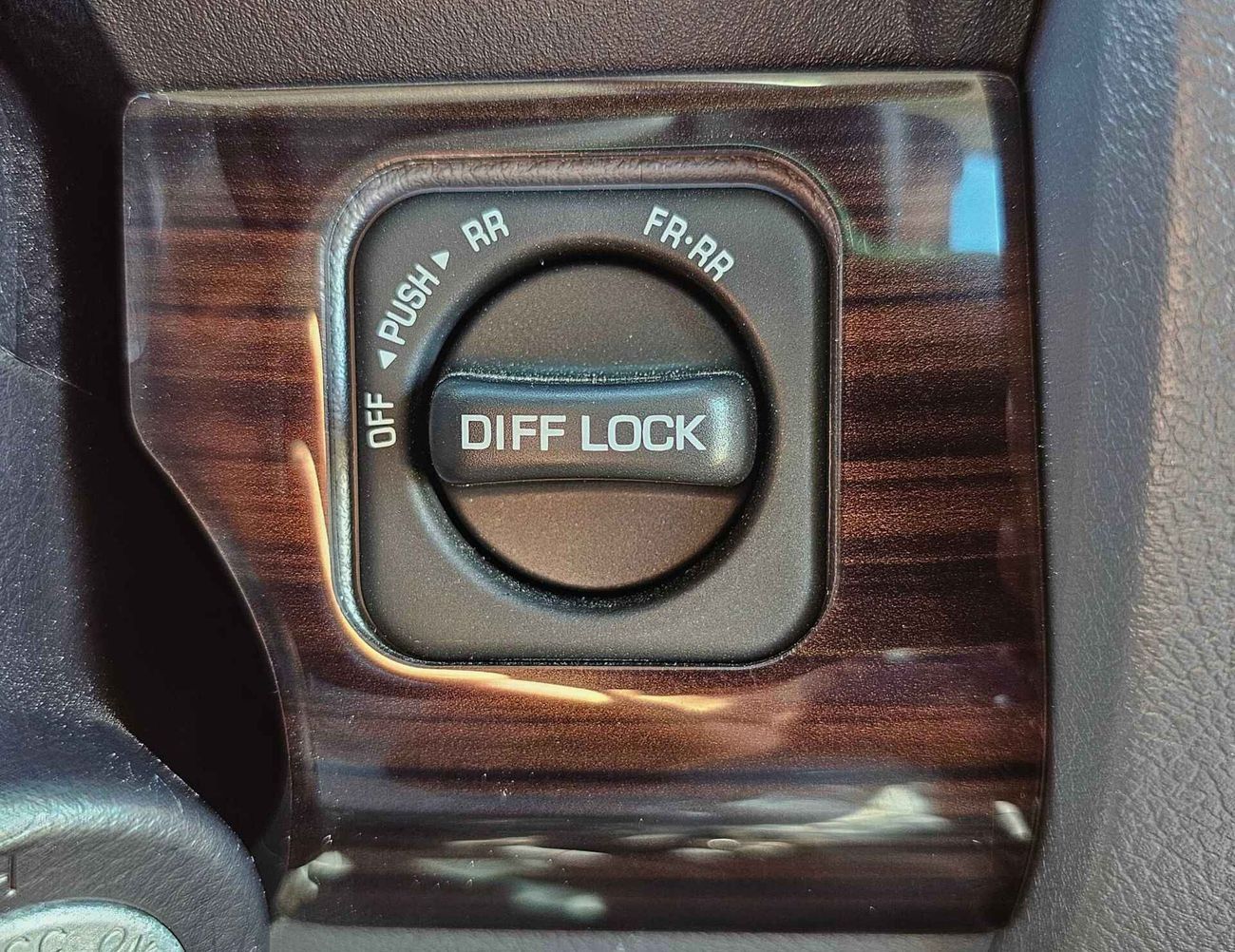 تويوتا لاند كروزر بيك آب LC79 / SC STD / 4.0L V6 PETROL / A/T / DIFF LOCK / SNORKEL (CODE #  LC79)