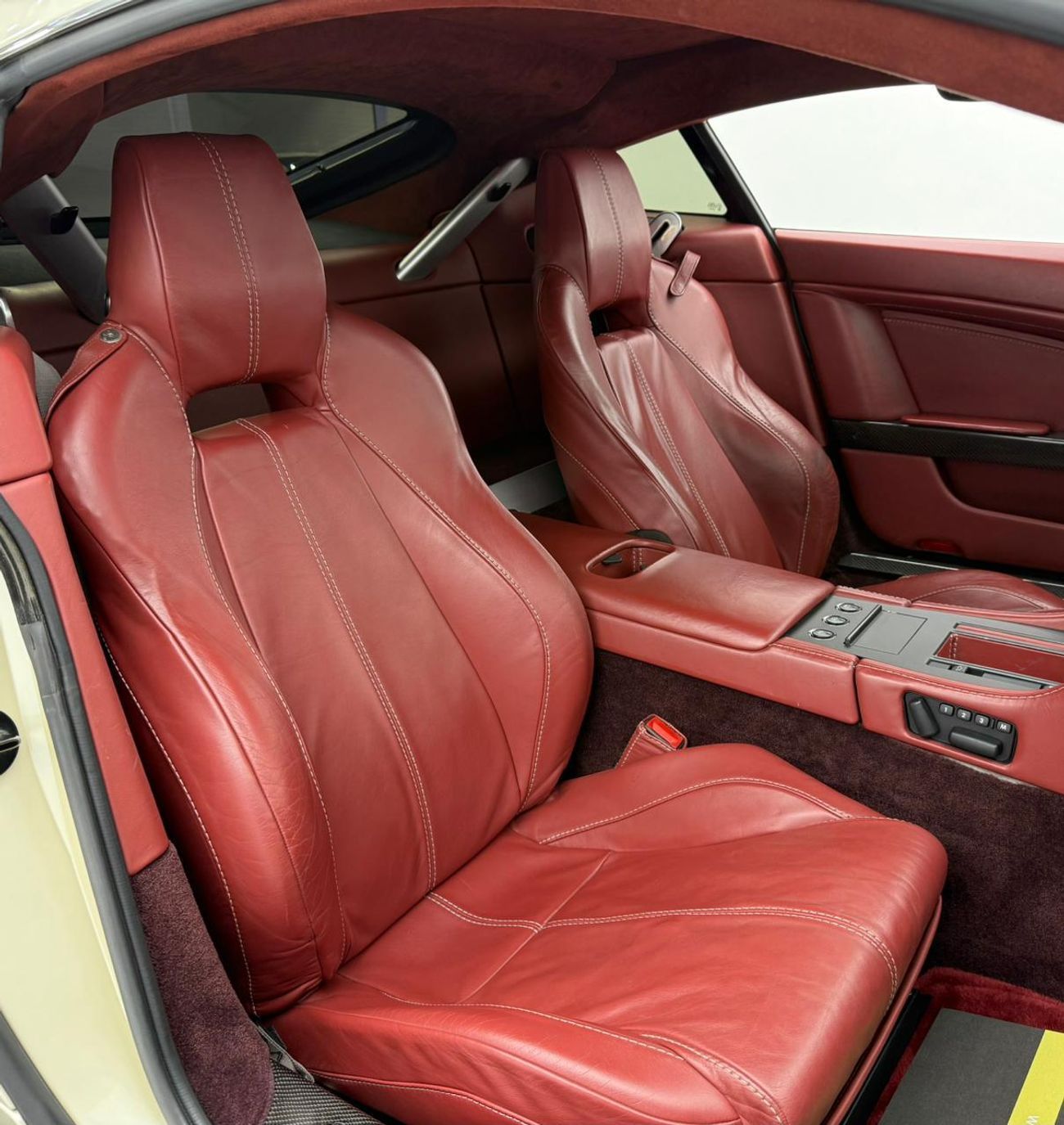 أستون مارتن فانتيج 2007 Aston Martin Vantage, Full Service History, Carbon Fiber Package, Excellent Condition, GCC