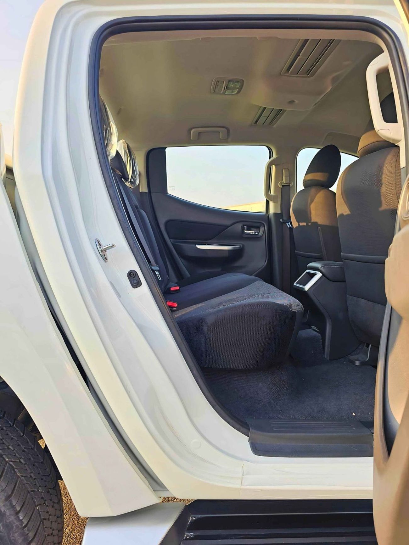 Mitsubishi L200 SPORTERO / 2.4L DIESEL / M/T / 4WD / SPECIAL OFFER / (CODE#68092)