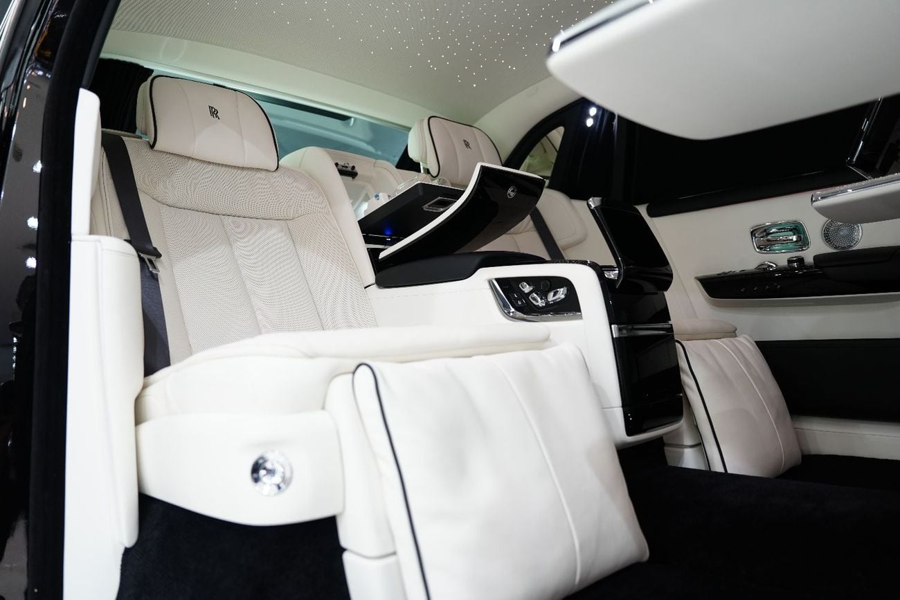 Rolls-Royce Phantom EWB 6.8L Executive Rear Seats w/ Entertainment Display, Bespoke Audio, Dealer Warr + Serv!!